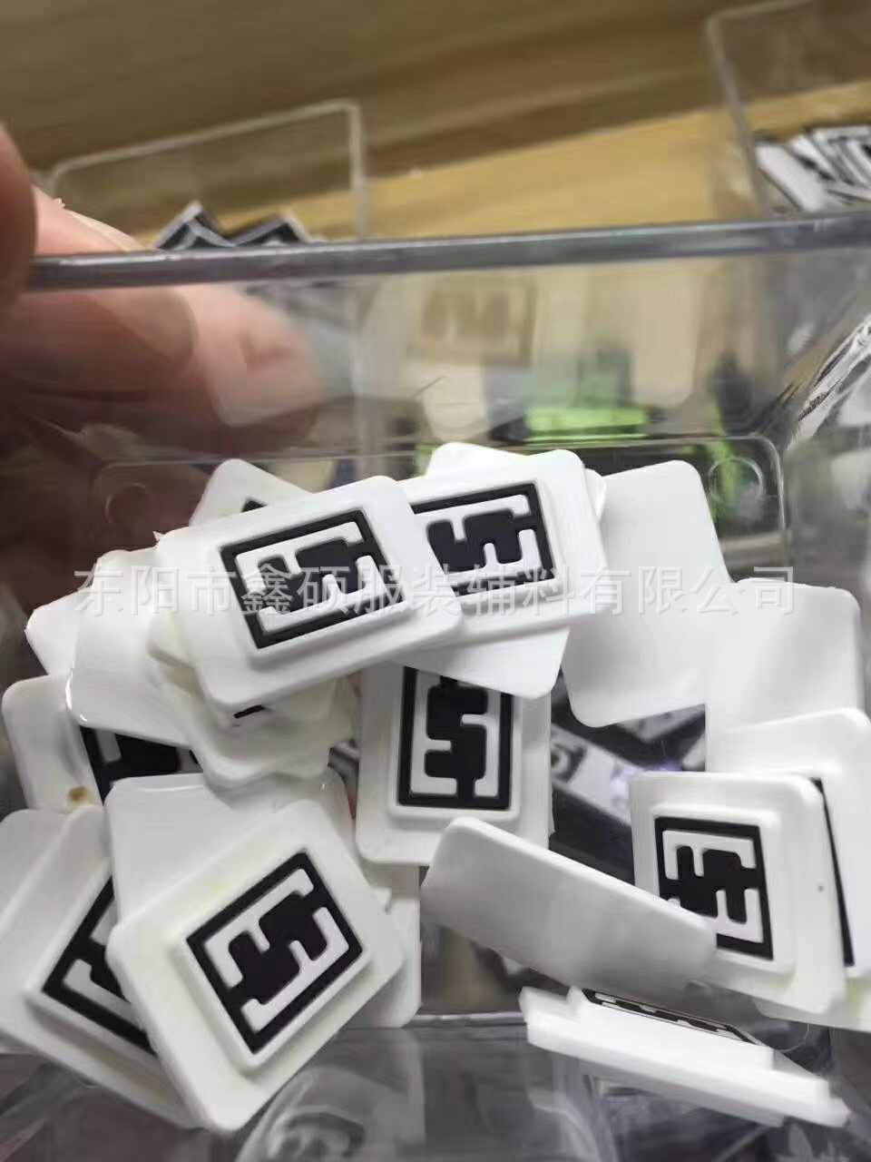 厂家可批发 服装鞋材PVC硅胶橡胶商标 工艺品软标 冰箱贴鞋花头花