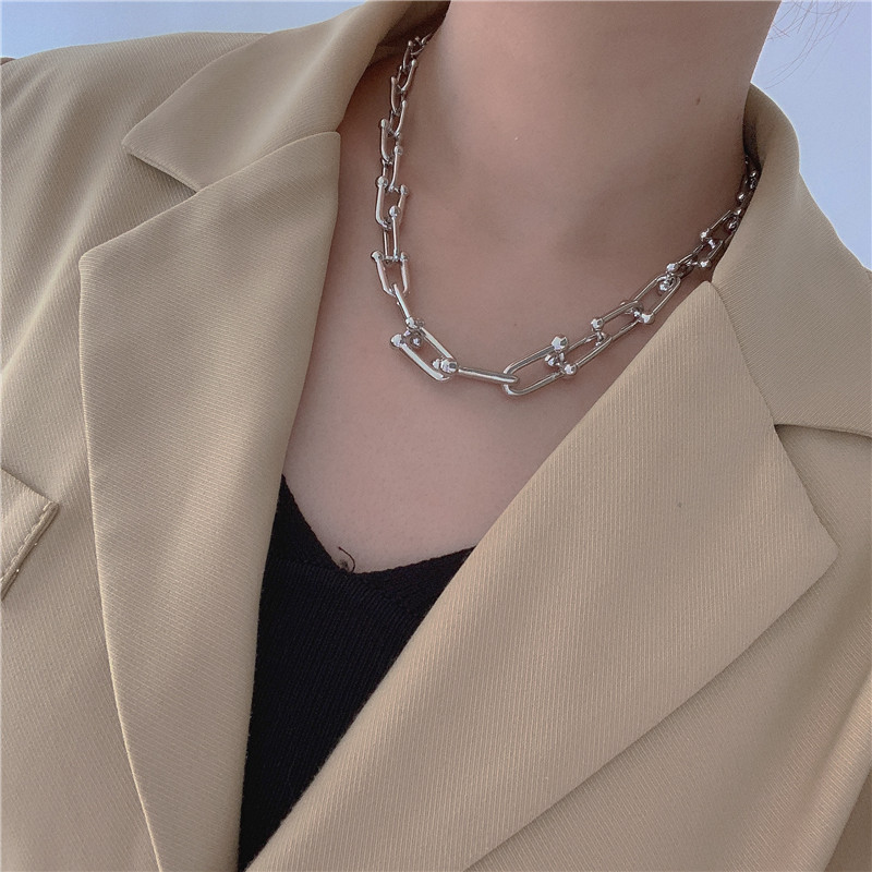 U-shaped Thick Necklace display picture 1