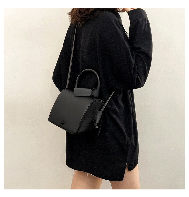 Women's Small Pu Leather Solid Color Fashion Square Magnetic Buckle Crossbody Bag display picture 2