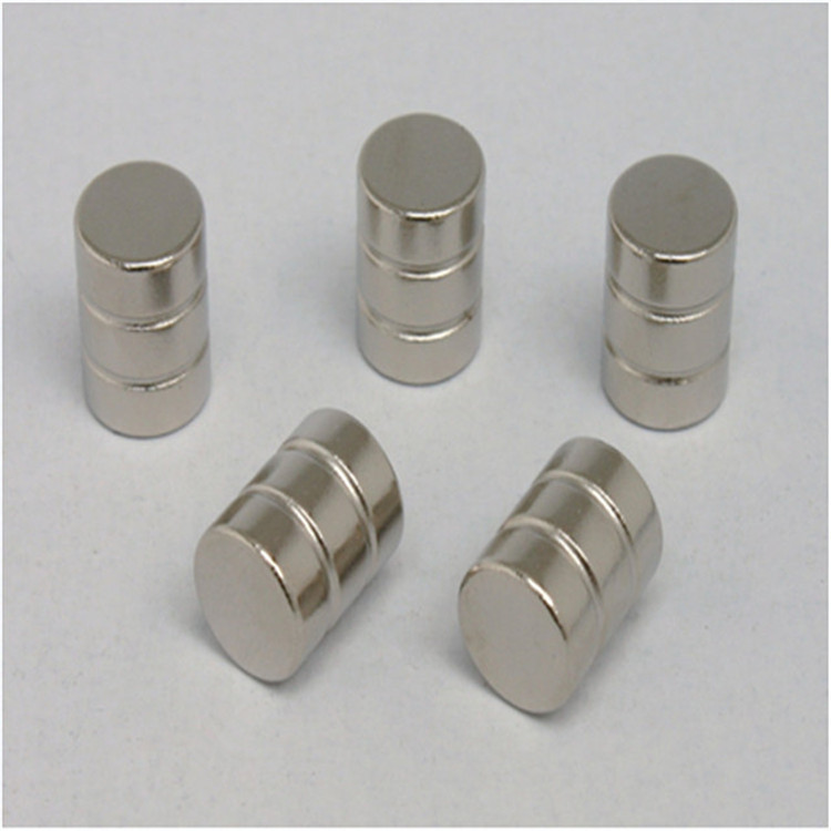 厂家供应钕铁硼强磁磁铁直径8X5mm强力吸铁石小规格圆形磁铁片