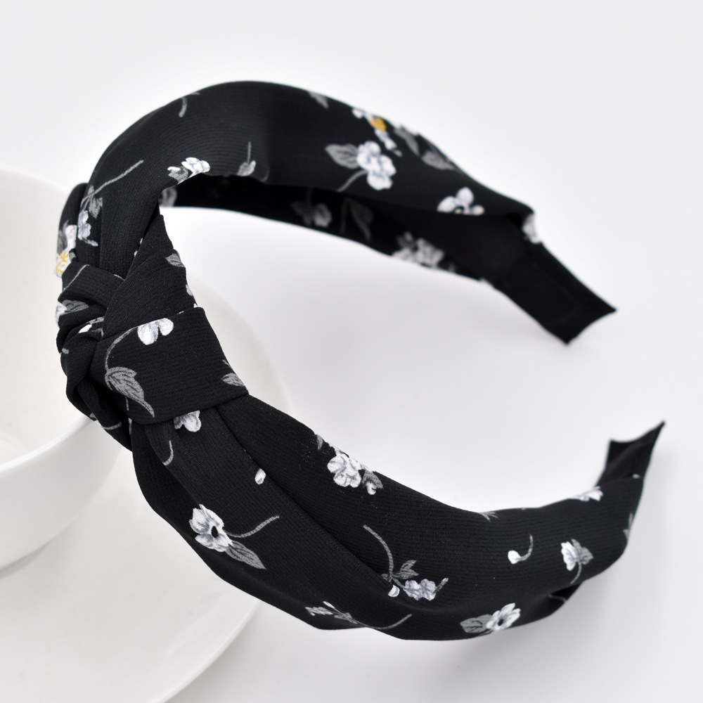 The New Spring And Summer Retro Knotted Flower Thin Section Fabric Cross Headband Wholesale display picture 5