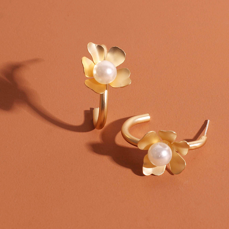 7g Weight Earrings Classification Housewarming, Anniversary, Business, Wedding, Travel, Birthday, Festival Occasion Alloy Material Flower Pattern Women'S Gender Fashion Style Gold Color Fashion C-shaped Golden Retro Fashion Pearl Small Flower Alloy Earrings Wholesale Nihaojewelry 3