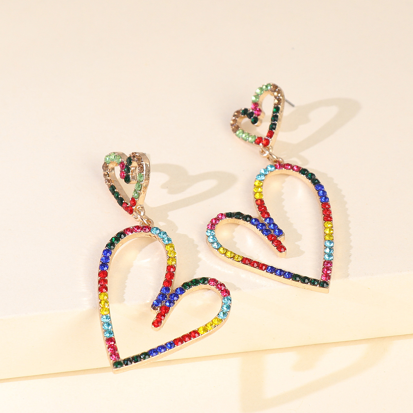 Grosse Boucle D'oreille Bijoux Alliage En Forme De Coeur Coloré Diamant Boucles D'oreilles Percées En Gros Nihaojewelry display picture 5