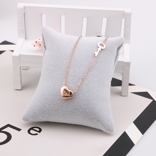 Rose gold necklace, women's trendy light luxury clavicle chain, internet celebrity necklace, simple titanium steel love pendant, niche jewelry style