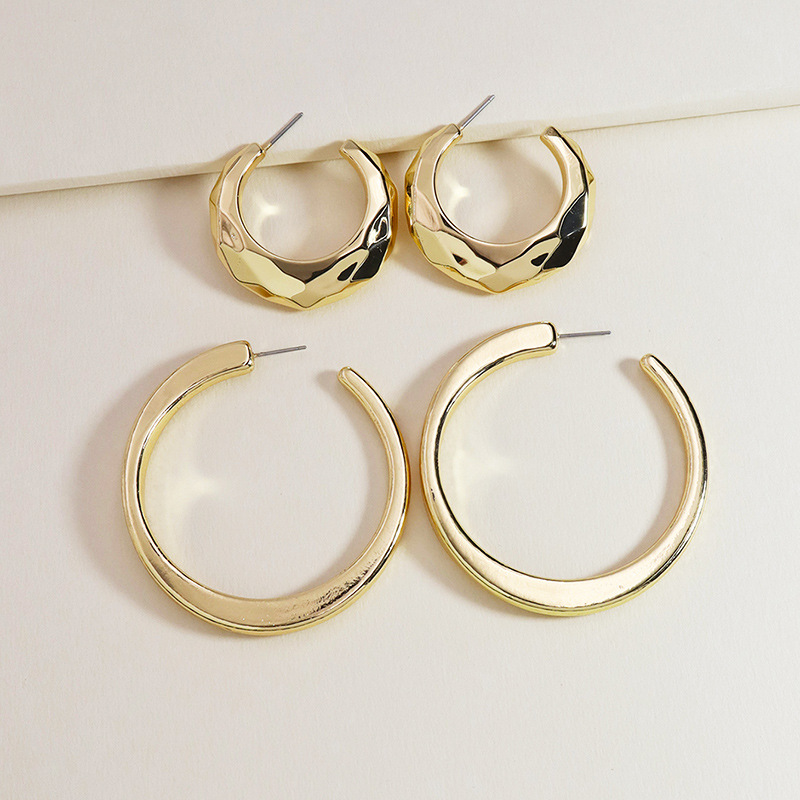 Nouvelles Boucles D&#39;oreilles En Alliage Simple En Forme De C En Métal Pour Femmes display picture 3