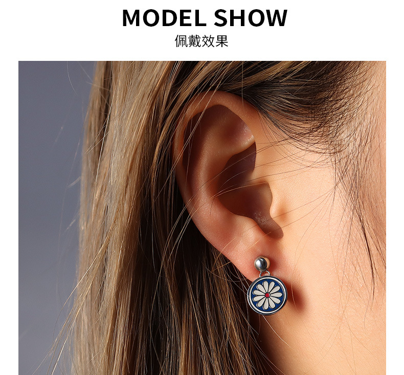 Retro Fashion Ink Blue Daisy Flower Titanium Steel Earrings display picture 4