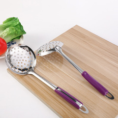 Restaurant, hotel, and household filtered spoon, stainless steel colander with heat insulation, oil-straining spoon—kitchen tools available wholesale from street vendor sources.