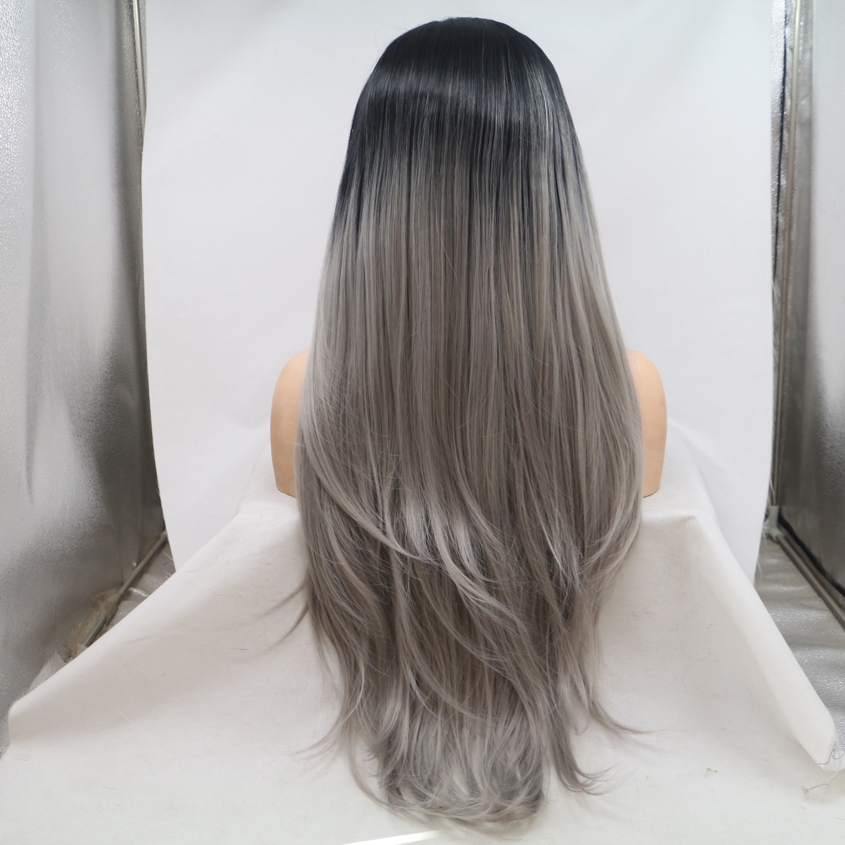 Comercio exterior Moda europea y americana Peluca de fibra química Mujer Gradiente negro Blanco grisáceo Cabello largo Cabello rizado de seda de alta temperatura al por mayor