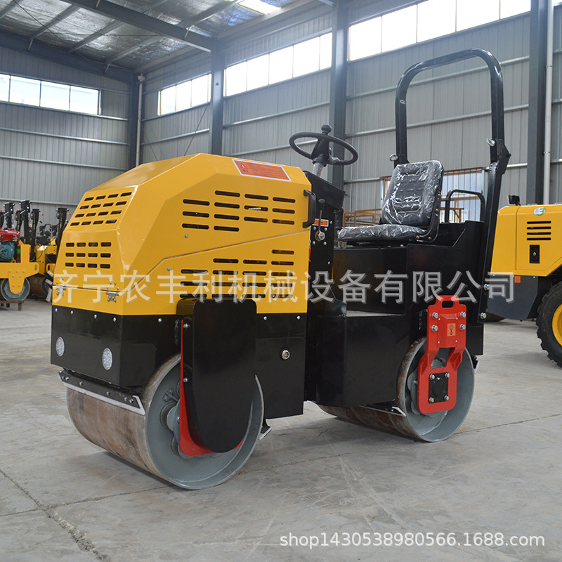 1噸壓路機(jī)右前側(cè)3