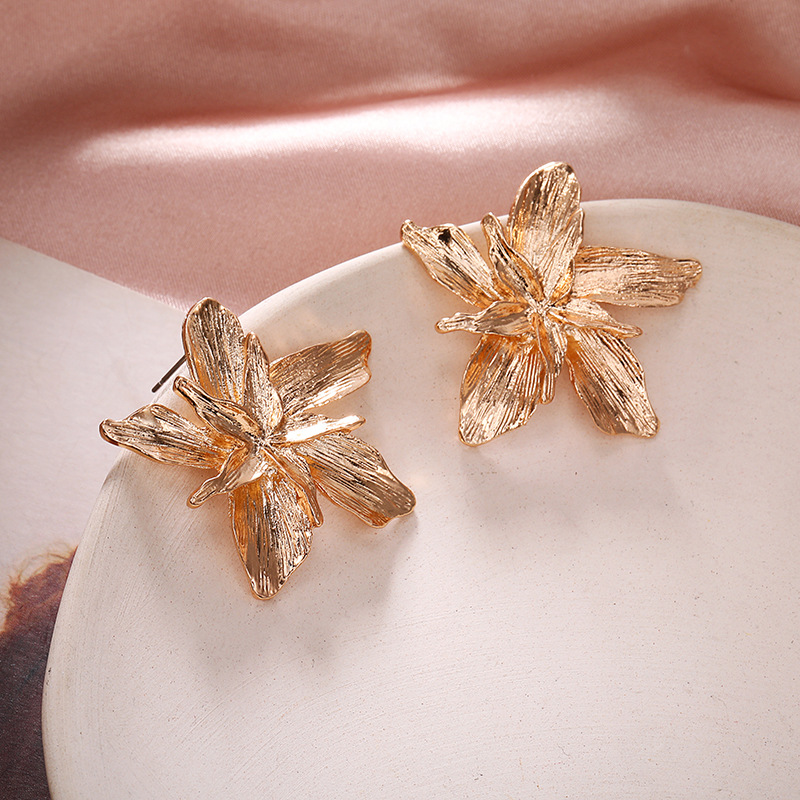 Simple Metallic Flower Three-dimensional Metal Petal Petal Earrings For Women Wholesales Yiwu De Moda Suppliers China display picture 4