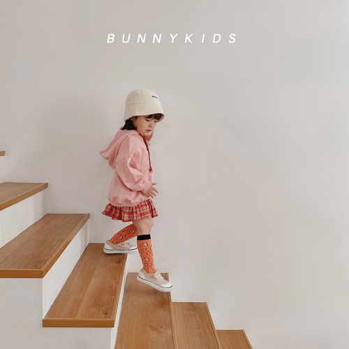 Boys' and girls' mid-length tube socks with heart patterns, trendy and suitable for autumn, inspired by Instagram fashion.