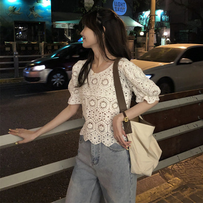 韩国ins夏季洋气V领显瘦镂空钩花小心机薄款透视宽松泡泡袖蕾丝衫|ru