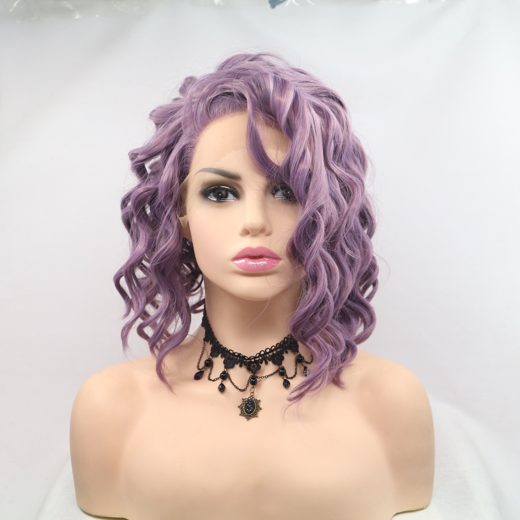 Comercio exterior Europa y América moda fibra química pelucas púrpura claro cabello corto rizado de seda de alta temperatura cubierta de cabeza mayorista