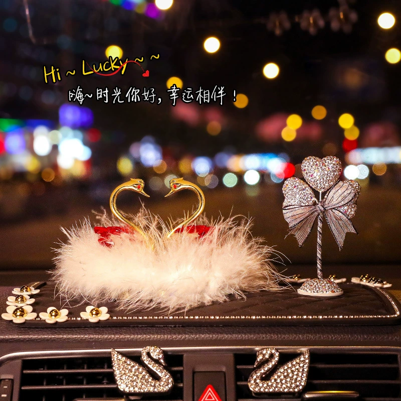 Хрустальная пара Лебедь Автомобильные украшения креативные хрустальные автомобильные поставки расширенное чувство алмазного автомобильного парфюмерного сиденья оптом