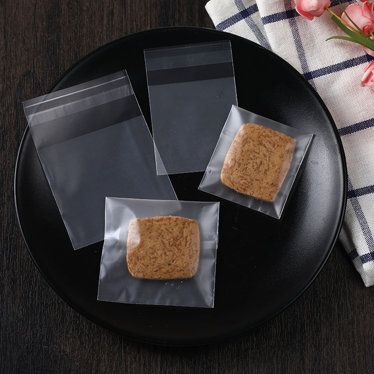 Directo de fábrica blanco lunares esmerilado bolsa autoadhesiva bolsa de embalaje de galletas de vaca caramelo copo de nieve crujiente bolsa de autosellado en stock