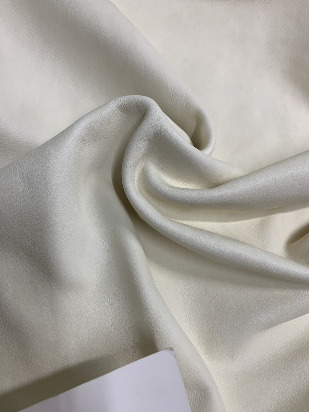 头层米白色环保皮 厚度1.0 单价15元/尺 长期大量现货供应