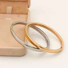 H11-104韩版时尚弧面内拉丝暗扣钛钢手镯 潮女手环配饰手饰批发