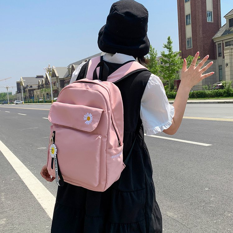 背个书包再背个挎包,双肩包加斜挎包一起背,同时背书包和斜挎包_大山谷图库