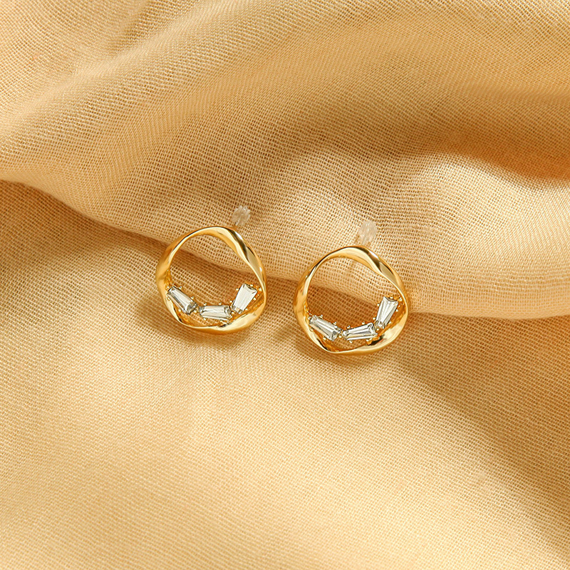 Advanced French Commuting Earrings Temperament Diamond Earrings Design Twisted Circle Earrings Wholesale display picture 2