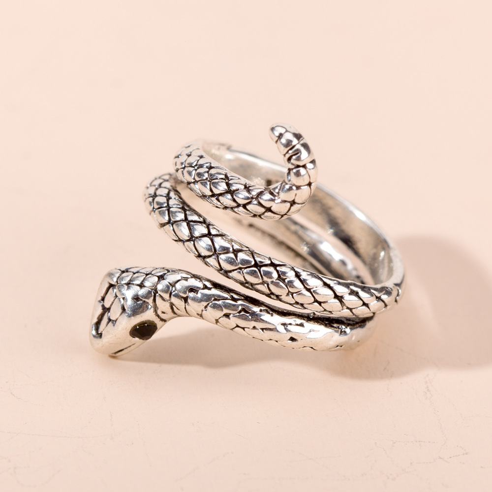 European and American retro punk ring cobra shape