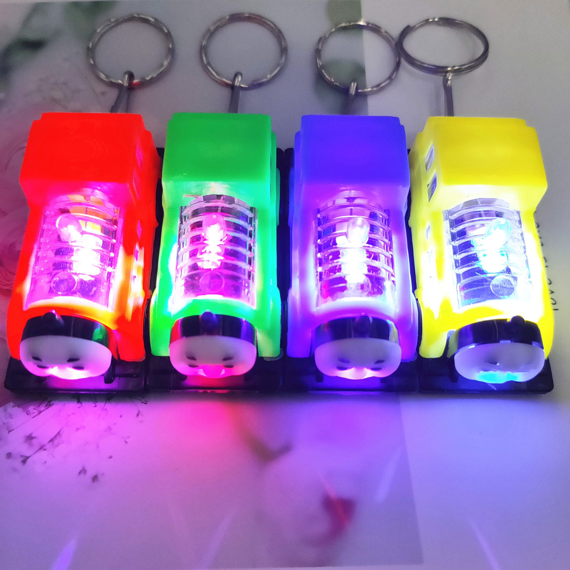 Transfronterizo luminoso de dibujos animados tren Thomas llavero bolsa colgante de los niños luminoso de juguete pequeño regalo