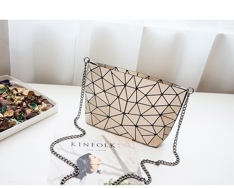 2023 New Matte 5 * 8 Geometric One Shoulder Borsa da donna Versione coreana Fashion Cross Fold Leggero Lingge Borsa piccola_voghion.com