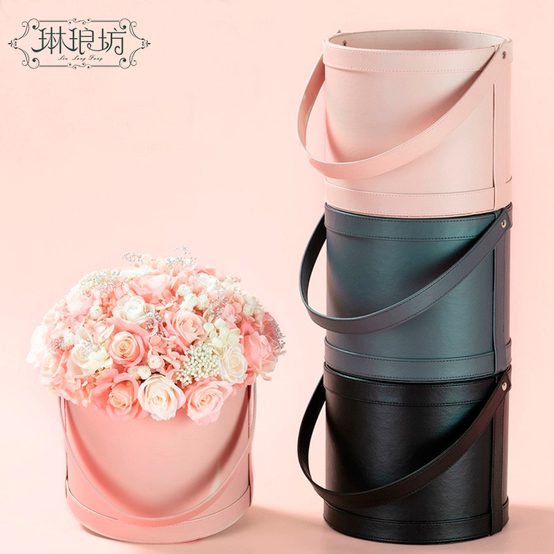 Cubo de cuero de diseño floral de arreglo de flores secas de alta gama Cubo de cuero portátil redondo con flores que abren caja de regalo de cebada