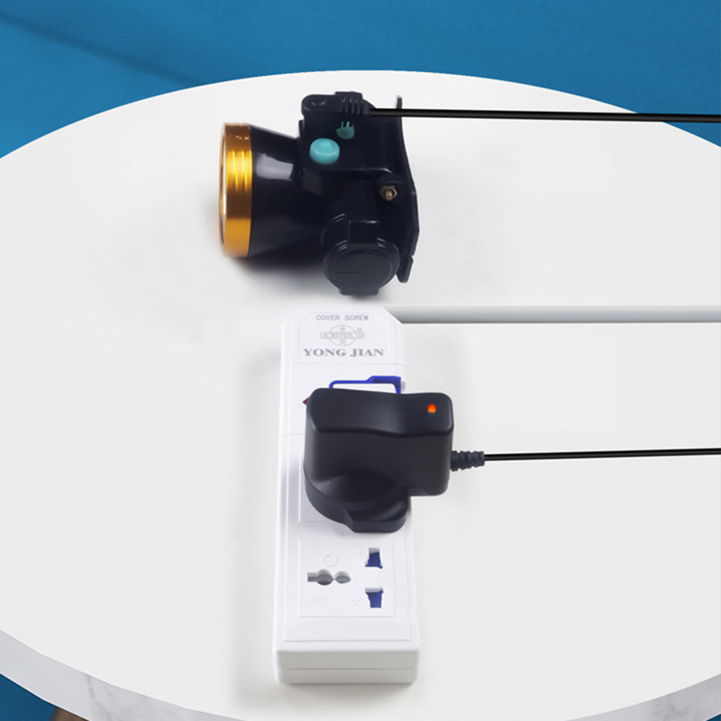 厂家直销 18650锂电池英规充电器 手电筒中东迪拜充电器 转灯