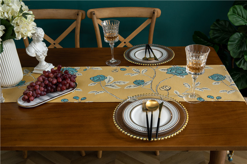 Runner da tavola moderno e minimalista interamente in poliestere per tavolino da caffè, scarpiera, mobile TV, con nappe, realizzato su misura in poliestere_voghion.com