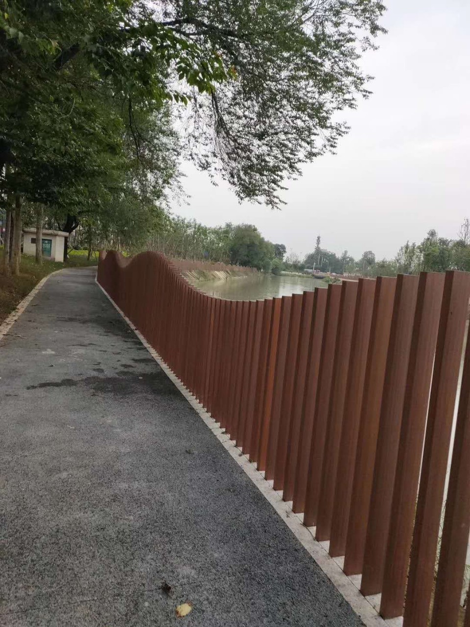 成都厂家 定制安装河道护栏 木纹漆栏杆 公园栏杆 304材质