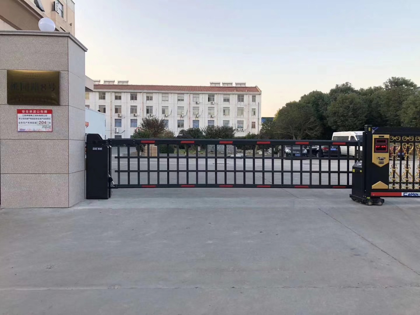 高标准道闸门 百胜智能停车场中置式道闸门 挡车空降闸