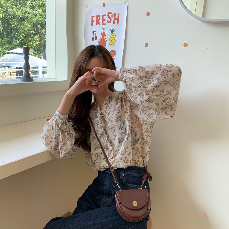 The 2022 new style of Korean-style, gentle and stylish floral chiffon sweater for women, long-sleeved base layer and puffed sleeve top pic 4
