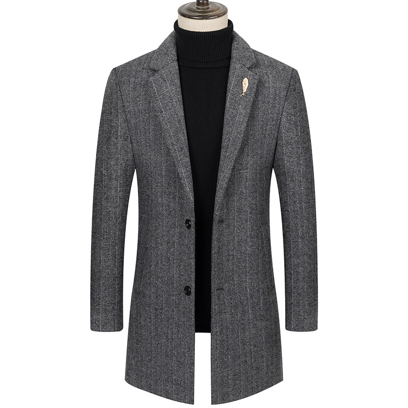 秋冬の男性の毛はコートの襟の中の長いストライプの毛です。コートはウールのコートを修理します。