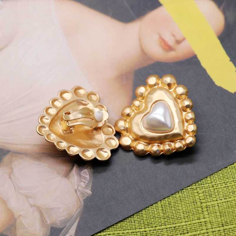 Matte Gold Heart 925 Silver Pin Retro Large Stud Earrings display picture 2