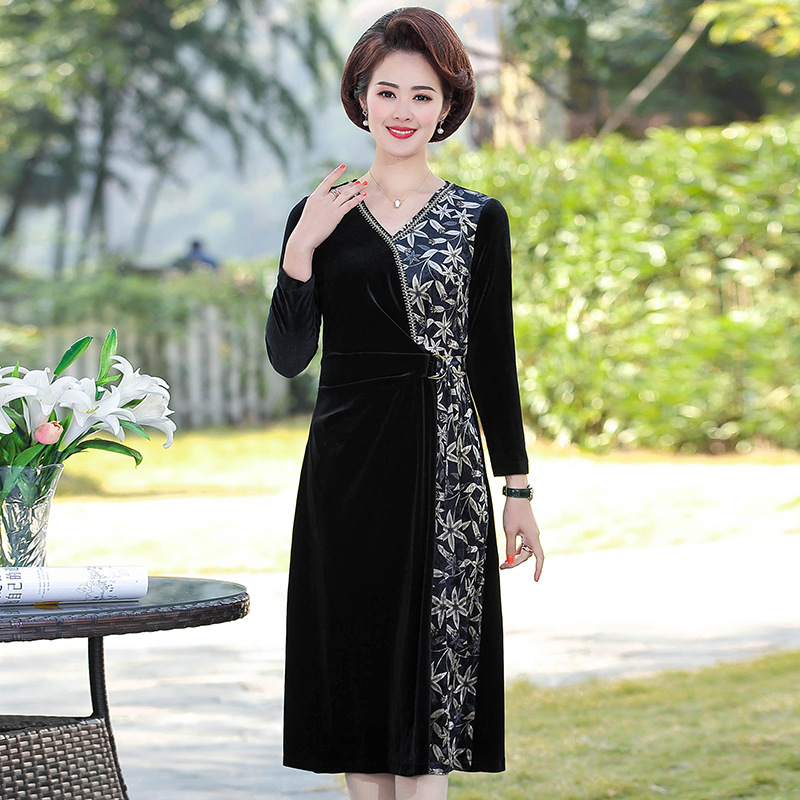 妈妈春装金丝绒连衣裙中长款2021新款中老年女装洋气修身拼接裙子