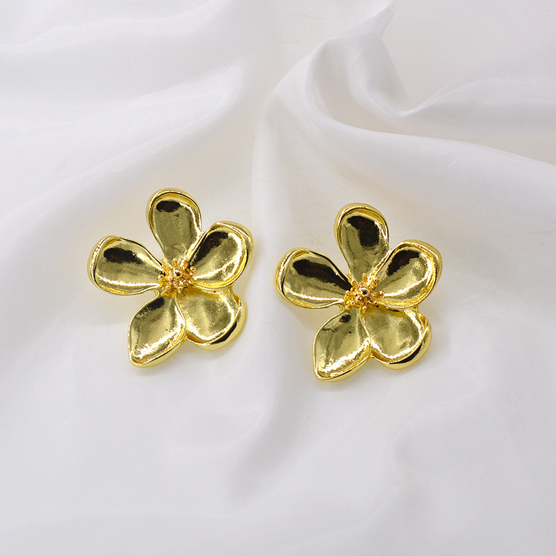 New Fashion Five-leaf Petal Earrings Wholesale display picture 5