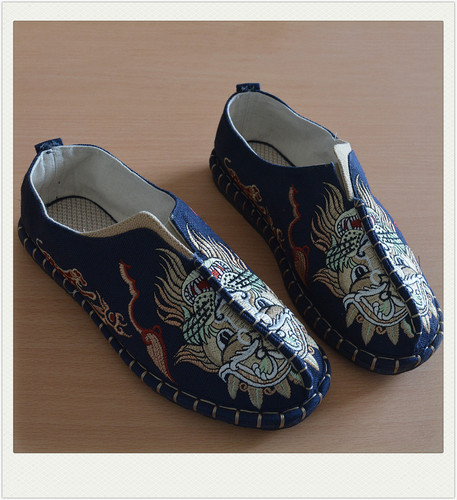 Tai chi kung fu shoes for men and women Chinese embroidered hemp shoes Lion King fancy Hanfu shoes for men breathable foot care shoes