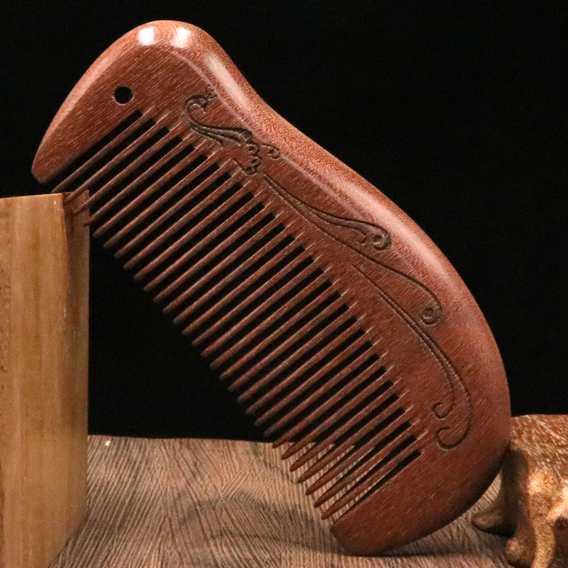 厂家直销精品小号红檀木梳子防静电孔雀梳子支持定制ogo加厚款