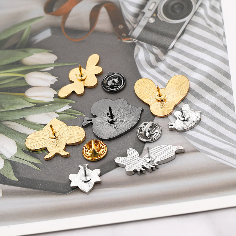 Party Occasion Alloy Material Cute Pin Heart Shape Alloy Contrast Collar Enamel Unisex Brooches