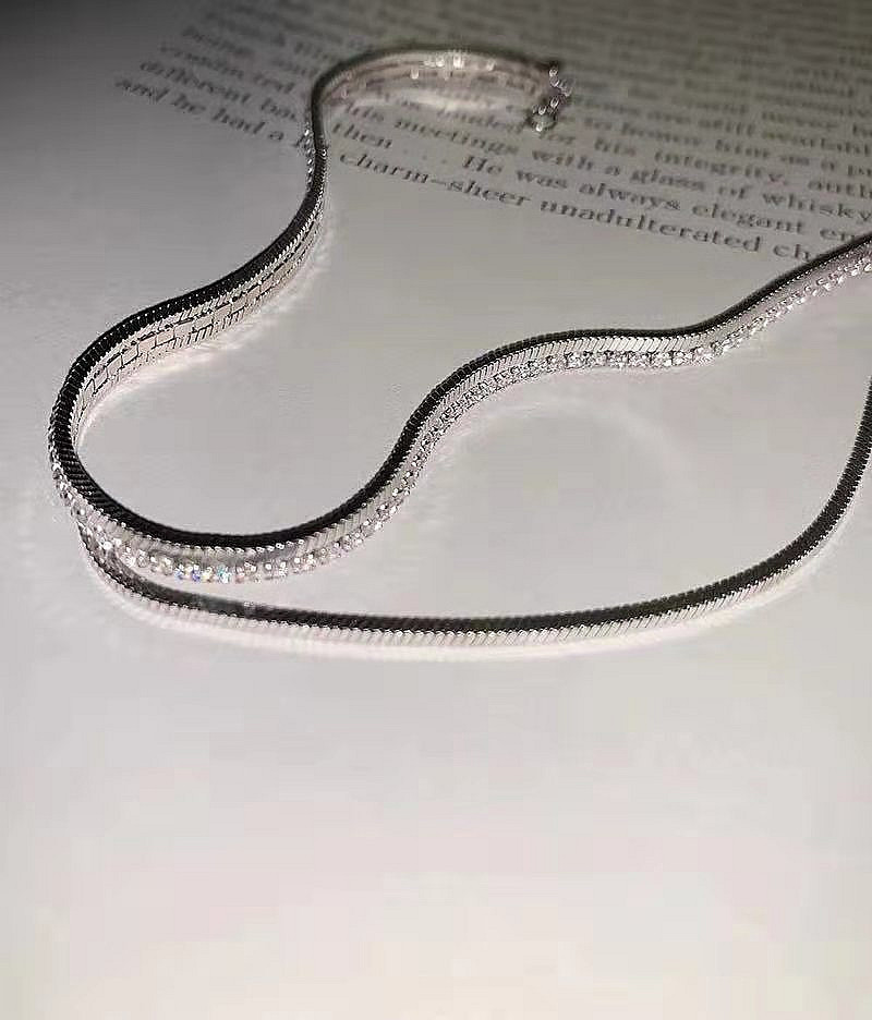 Double Snake Cartilage Diamond Clavicle Chain Female Choker Simple Necklace Neck Ring display picture 4