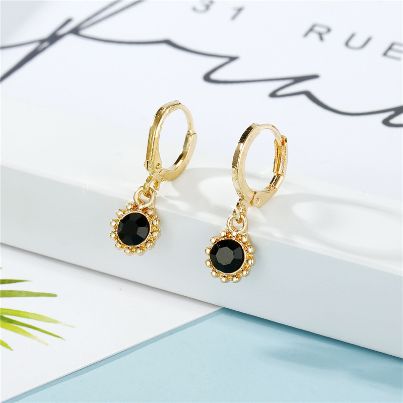 Mode Boucle D&#39;oreille En Cuivre Nihaojewelry En Gros Simple Noir Boucles D&#39;oreilles Pendentif Rond Boucles D&#39;oreilles Boucles D&#39;oreilles Diamant Boucles D&#39;oreilles Petites Boucles D&#39;oreilles display picture 1