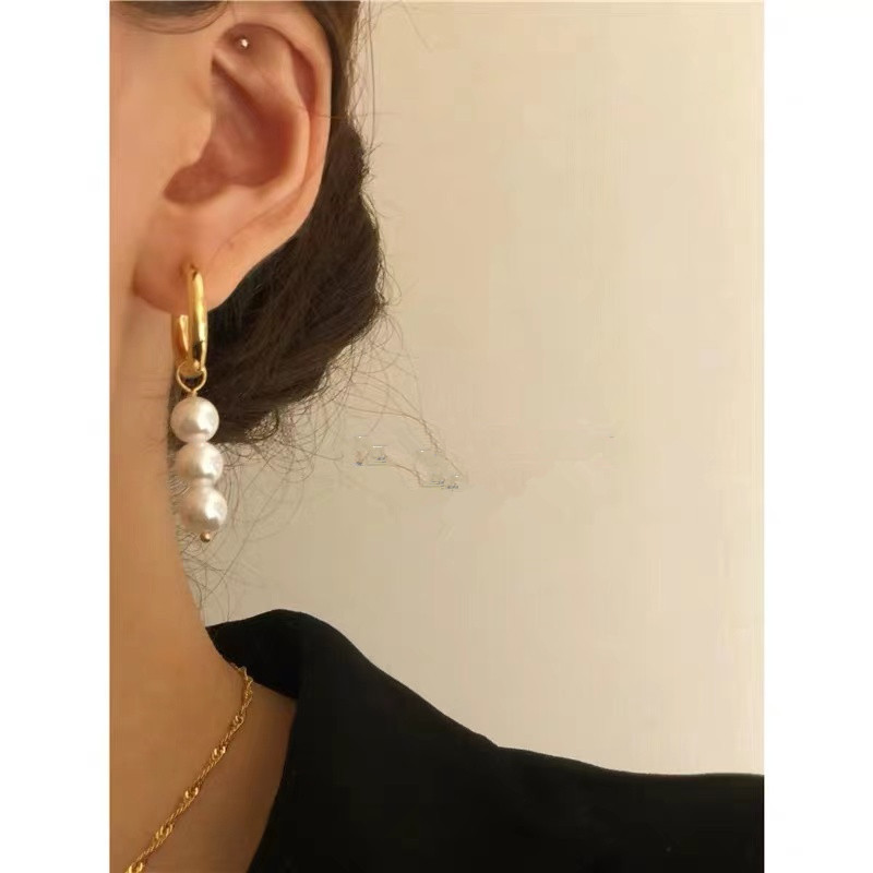 Retro Baroque Pearl Earrings display picture 3