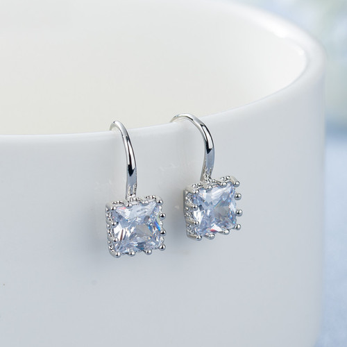 Korean version of exquisite, compact and simple square zircon ear hooks for women, cold style square black diamond earrings, Internet celebrity Baita jewelry