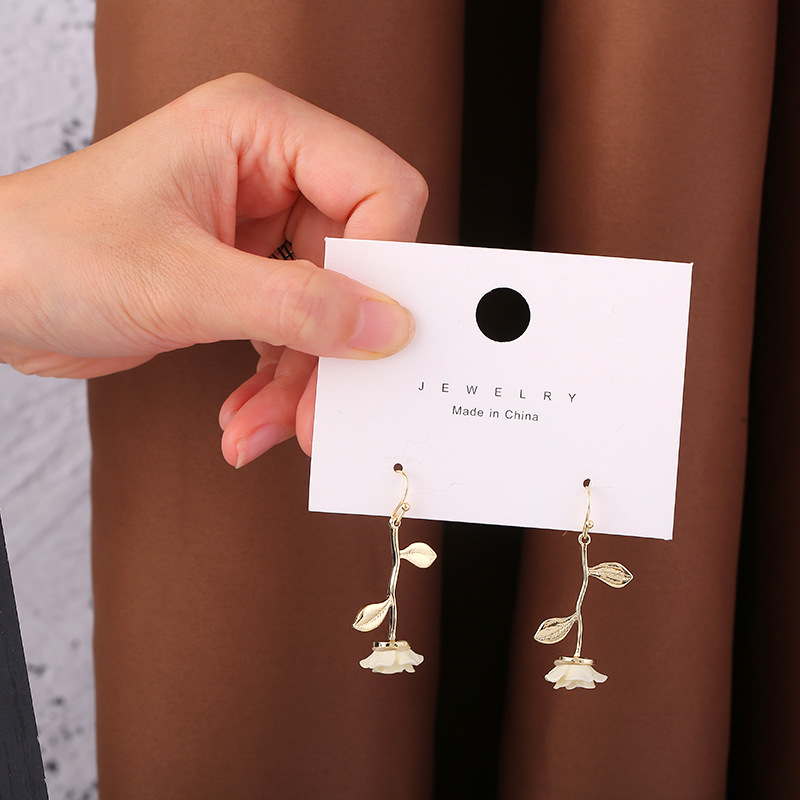 Design retro white three dimensional brand earrings