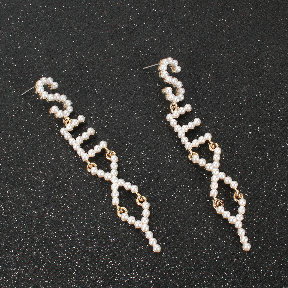 The New Exaggerated Pearl English Alphabet Earrings Wholesale display picture 3