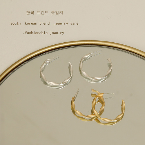 Japanese and Korean S925 silver needle large circle earrings, simple and elegant matte gold design, versatile earrings for women, C-shaped ear jewelry