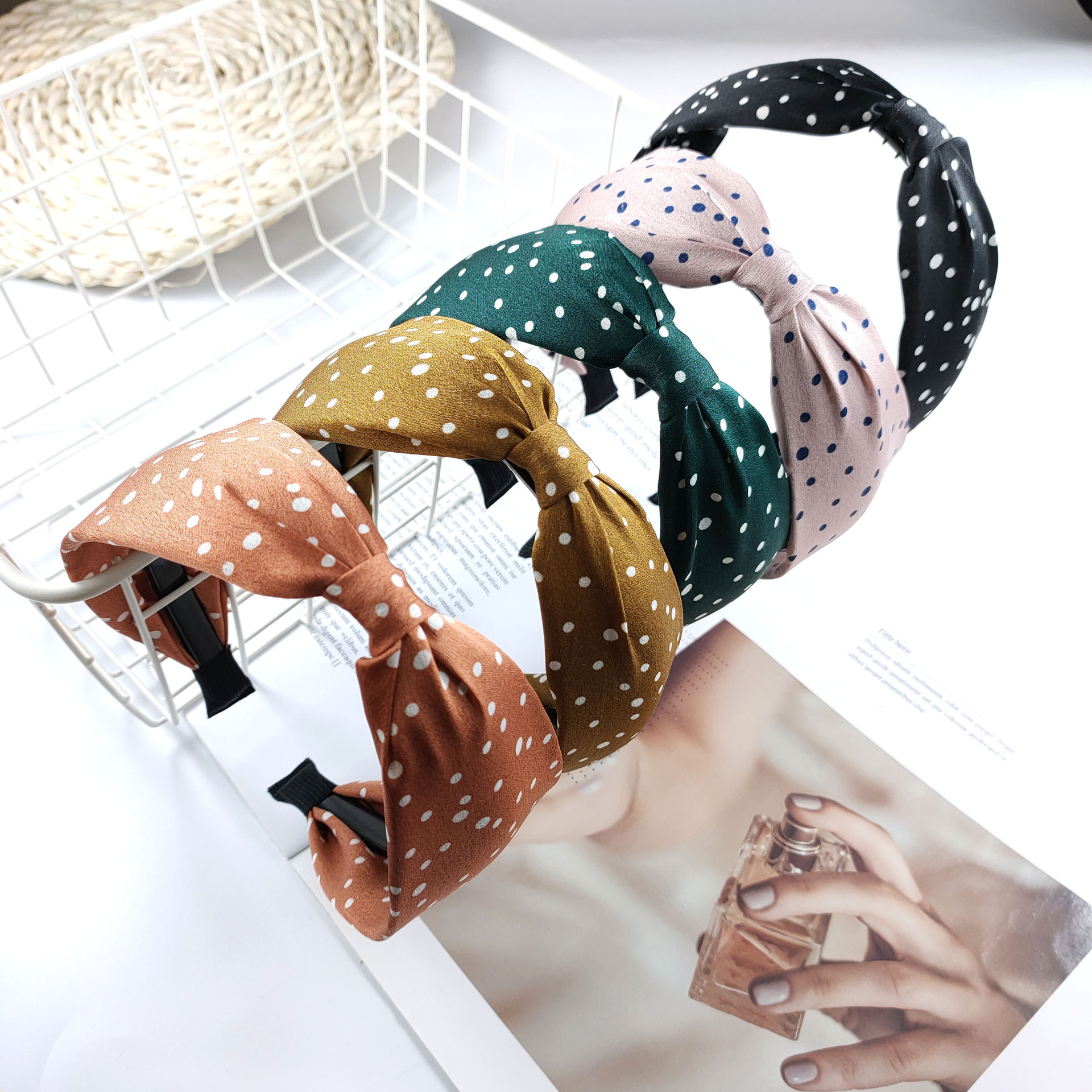 Korean Fashion Headband New Fabric Wave Point Hair Band Exquisite Toothed Anti-skid Hairpin High-end Fashion Hair Accessories Girl Wholesale Nihaojewelry display picture 1
