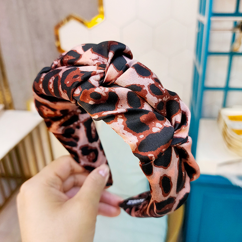 Korea's New Flower Bud Models Pleated Leopard Headband High-end Wide-edge Pressure Card Retro Wholesale Nihaojewelry display picture 4