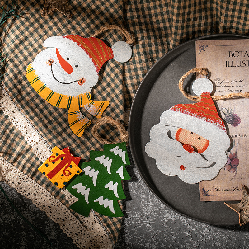 Papá Noel muñeco de nieve árbol de Navidad colgante de hoja de hierro decoración de Navidad colorido lindos paquetes de regalo decoración colgante