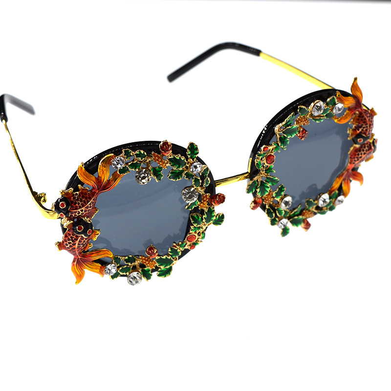 2020 Personal Isierte Mode Sonnenbrille Barock Retro Hohle Geschnitzte Kleine Fisch Sonnenbrille Blume Schmetterling Strand Brille display picture 6